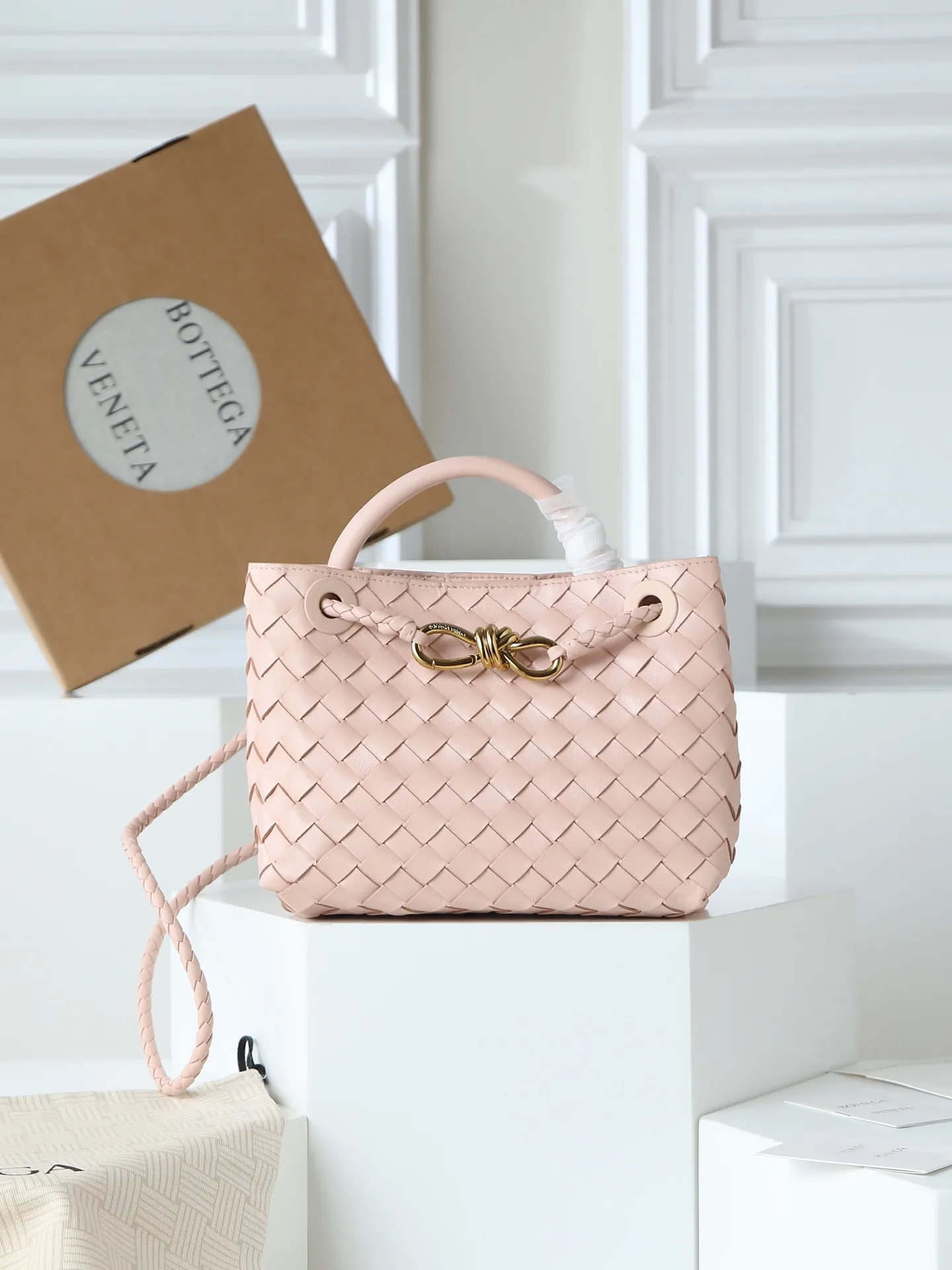 1300. Andiamo is shipping‼ ️Really popular🔥The new Andiamo woven handbag launched by Bottega Veneta this season is really popular all over the world! ! Celebrities at home and abroad have worn it, and Oscar-winning actress Michelle Yeoh has taken it out on the street. Song Jia, Trai Yala, Yu Feihong, Sanji Ayaka, Rosie Hunting-Whiteley, Yoshioka Riho, etc. have all worn this bag. It is classic and versatile and shows off your temperament, and the bag capacity is also large, which is very convenient for daily commuting! ! A variety of carrying methods, the shoulder straps can be adjusted by yourself, the original lambskin feels soft and delicate, and the unisex style breaks the gender boundaries and brings a more practical and long-lasting use experience. Andiamo, which has both elegant and casual styles, perfectly interprets the true appearance of "fashionable old money style". Style number: 766014 Size: 25*22*10.5cm